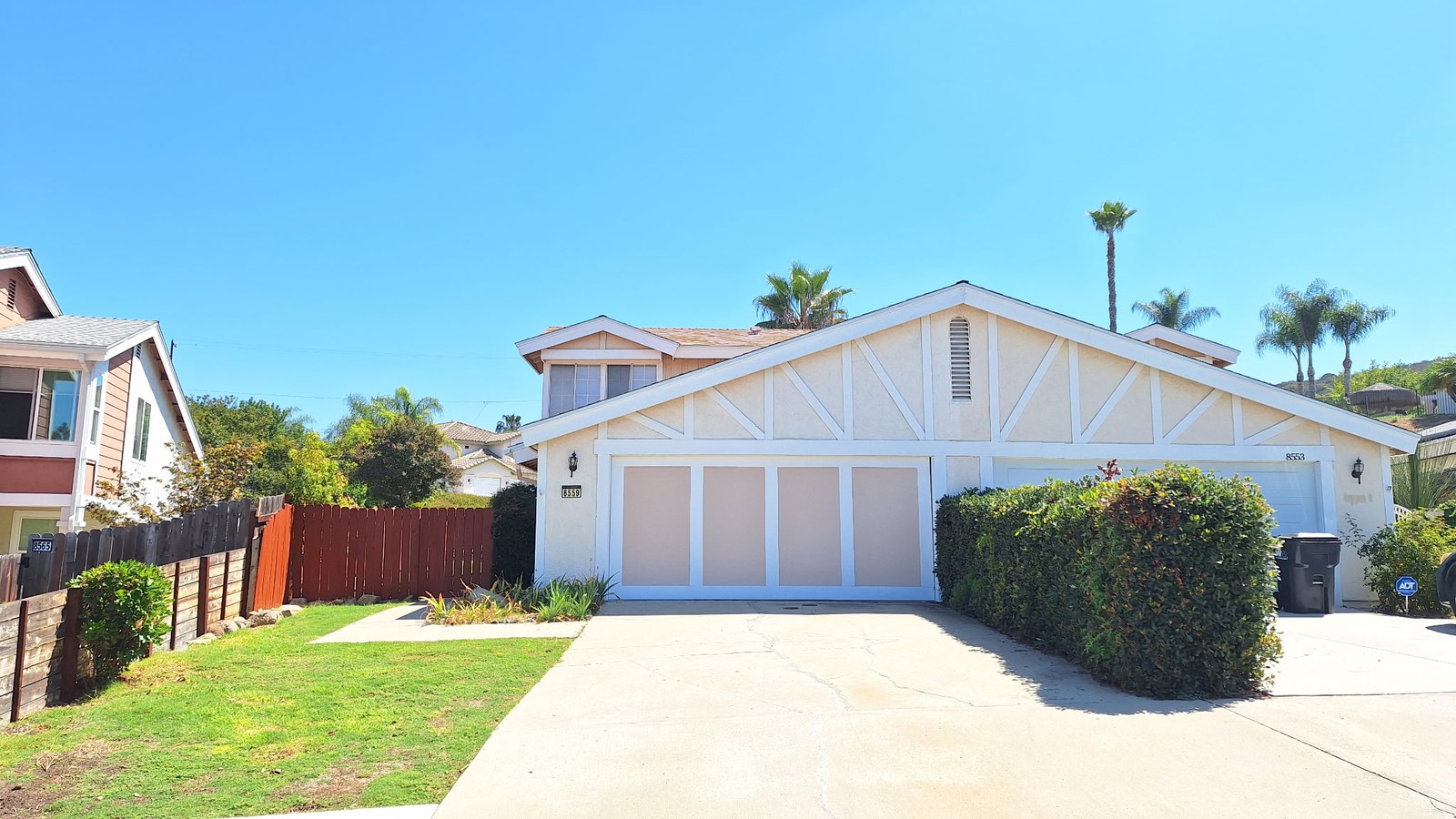 Front view of town home on quiet cul‑de‑sac